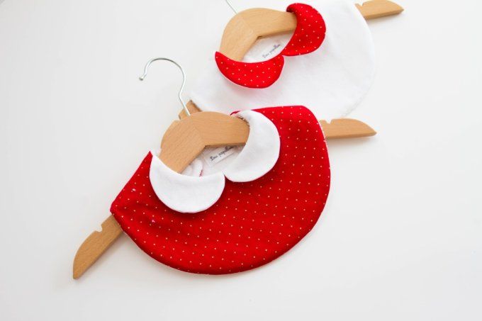 Bavoir col claudine rouge pois doré  col blanc
