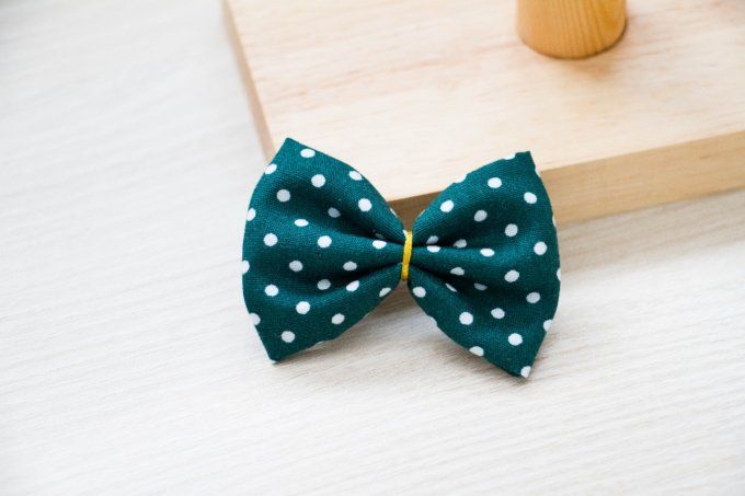 Barrette vert pois blanc centre doré