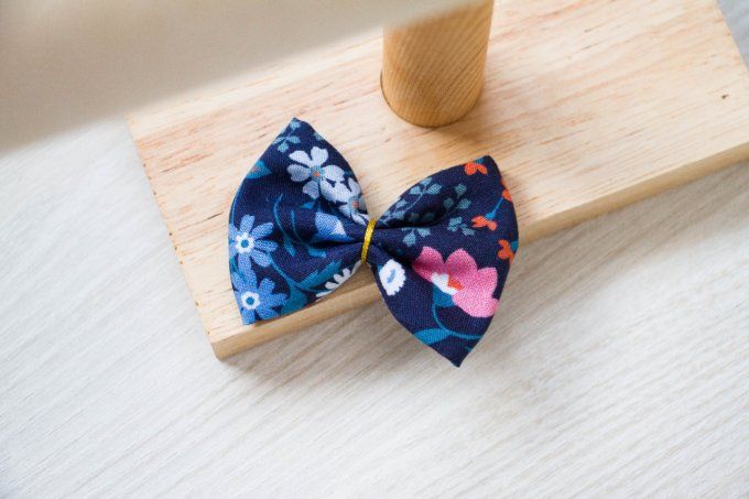 Barrette fleurs bleu