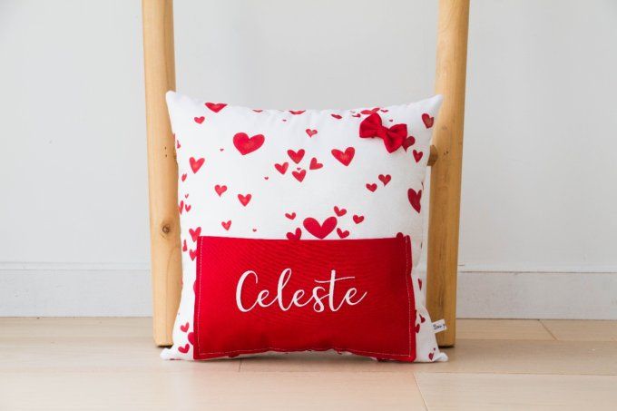 Coussin range tétine et doudou cœur poche rouge