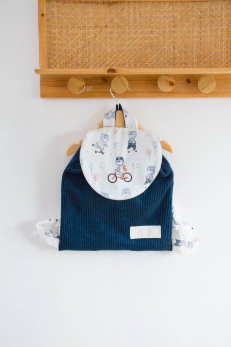 Cartable velour bleu marine ours en velo en stock 
