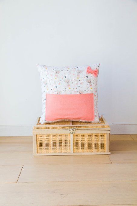 Coussin range doudou et tétine -sourie danseuse poche corail en stock
