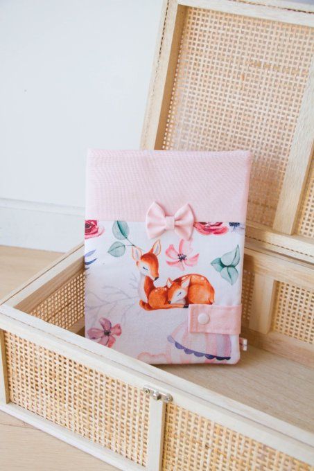 protege carnet de santé biche rose en stock